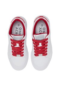Weiße Sneakers mit roten Schnürsenkeln, ausgestattet mit einem glatten Obermaterial aus Synthetik und einer strukturierten Zunge. Markenlogo sichtbar auf den Innensohlen und Schnürsenkel-Tabs.