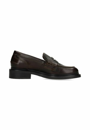 Donkerbruine leren loafer met lage hak en banddetail bovenop, zijaanzicht op een witte achtergrond.