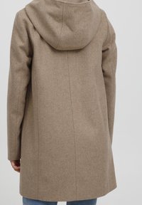 Hnědý vlněný kabát s kapucí, charakterizovaný rovný střihem, hladkým povrchem a čistými liniemi. Žádné viditelné kovové prvky ani vzory.