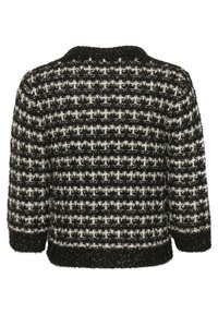 Pull en noir et blanc avec une texture duveteuse, présentant un motif à carreaux et des manches trois-quarts. Encolure ronde.