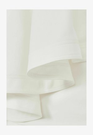 Vitt tyg med slät textur, med vikta kanter och subtila sömnadsdetaljer. Materialet verkar lätt och mjukt.