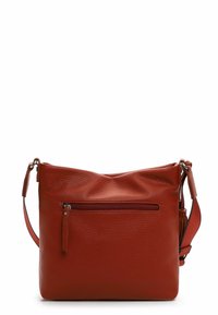 Sac en bandoulière en cuir rouge avec une finition texturée. Dispose d'une poche zippée à l'avant et d'une sangle réglable. Forme rectangulaire simple.