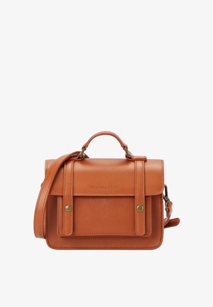 Bolso bandolera de cuero marrón con asa superior, solapa frontal, dos correas con botones de latón y correa de hombro ajustable.