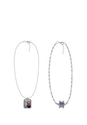 Deux colliers pour enfants, une chaîne en argent avec un pendentif rectangulaire représentant un personnage de La Reine des Neiges, un autre en perles roses et bleues avec un charme du personnage de La Reine des Neiges.
