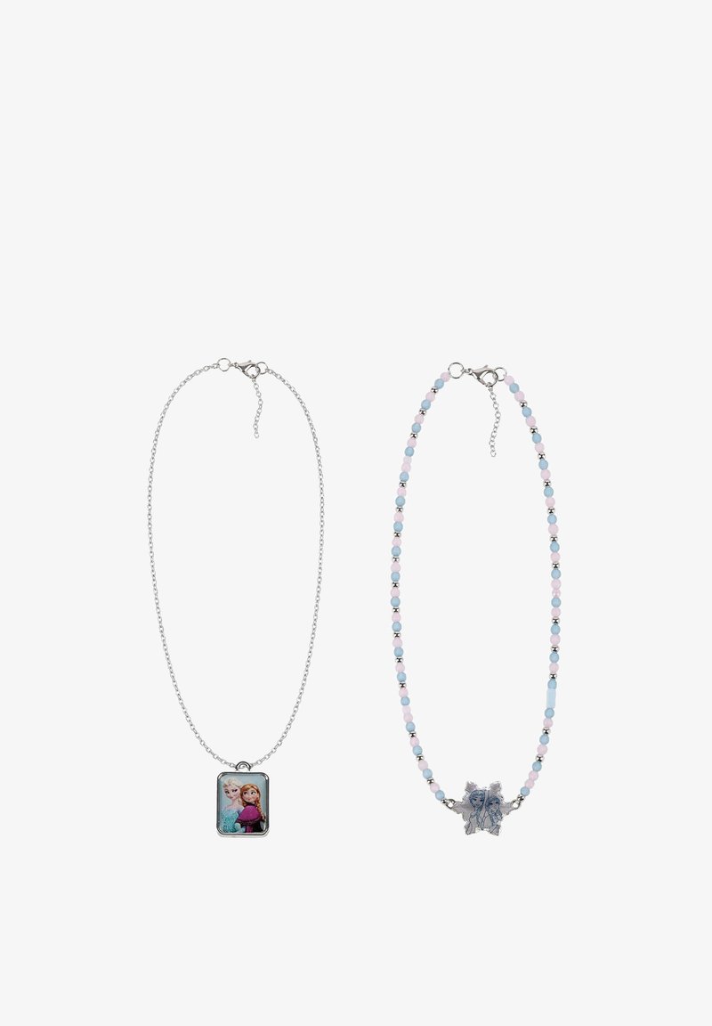 Deux colliers pour enfants, une chaîne en argent avec un pendentif rectangulaire représentant un personnage de La Reine des Neiges, un autre en perles roses et bleues avec un charme du personnage de La Reine des Neiges.