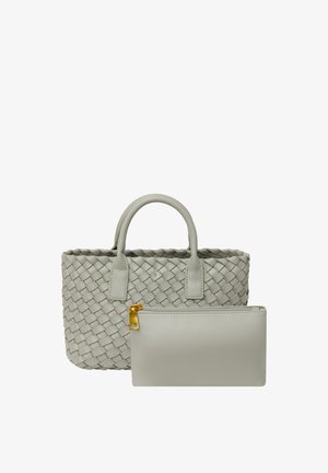 Geweven grijze handtas met twee handvatten, gecombineerd met een gladde grijze pouch met een gouden rits. Beide hebben een gestructureerd ontwerp.