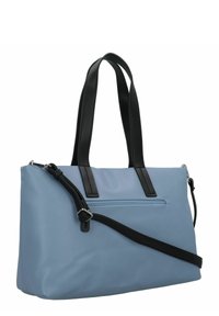 Borsa a tote sintetica blu con manici in pelle nera, tracolla regolabile e tasca con cerniera sul frontale. Texture liscia, forma rettangolare.