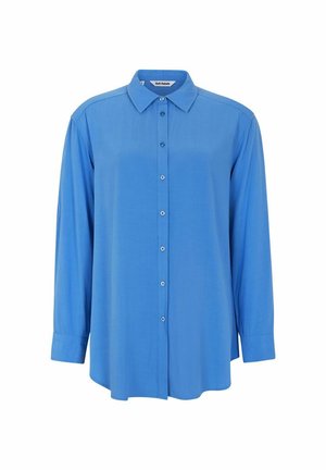 Modra srajca z dolgimi rokavi in gumbom spredaj, klasičen ovratnik in gladka tkanina. Ima zaobljen rob in standardne manšete.