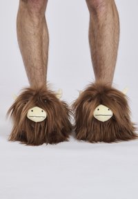 Braune, flauschige Hausschuhe in Form von Highland-Rindern mit plüschigen Gesichtern, gelben Hörnern und weichem, haarähnlichem Material. Geeignet für den Innenbereich.