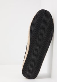 Thumbnail Image 8