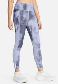 Leggings taille haute en violet clair avec un design texturé, poches latérales et accents perforés sur les mollets pour la respirabilité et le style.
