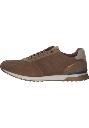 Braune Sportschuhe mit Obermaterial aus Wildleder und Mesh, ausgestattet mit drei horizontalen Streifen, gepolstertem Kragen und strukturiertem Gummisohlen.