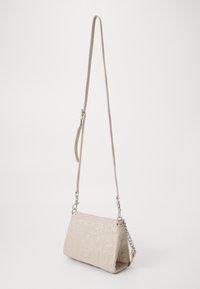 Béžová faux kožená crossbody taška s embosovanými vzormi loga, reťazou a nastaviteľným popruhom, obdĺžnikový tvar, hladká textúra.
