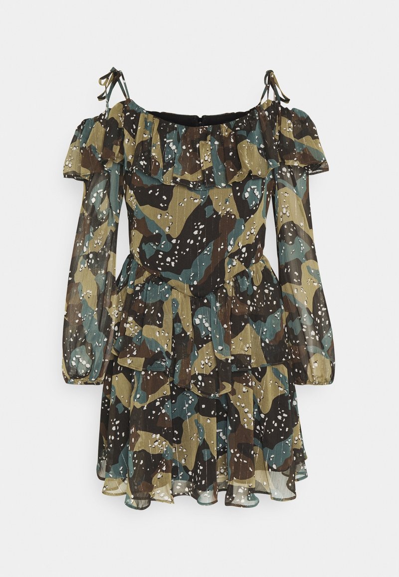 Robe camouflage à épaules dénudées à manches longues avec encolure à volants, jupe à étages et bretelles ajustables en vert, marron, noir et blanc.