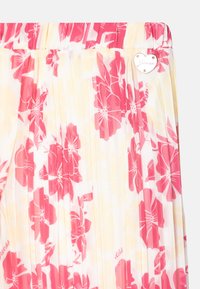 Květinová plisé látka v růžových a žlutých odstínech s pruhovaným srdcovým logem na pasu. Lehký a texturovaný vzor.