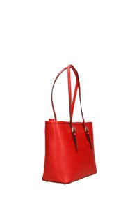 Rode leren tote bag met een gestructureerde vorm, dubbele handvatten en metalen hardware accenten. Heeft een soepele textuur en strakke lijnen.