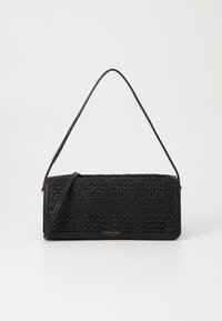 Borsa nera con un motivo intrecciato testurizzato, dettagli in pelle, forma slim e una lunga tracolla. Dettaglio del logo dorato sul davanti.
