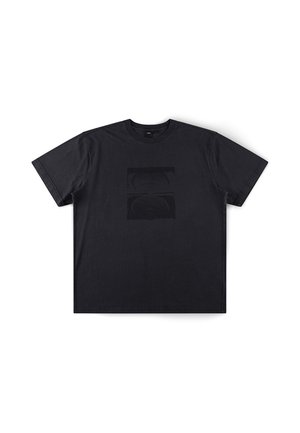 Zwart kortemouw T-shirt met ronde hals en subtiele gegraveerde rechthoekige afbeelding op de borst, plat gelegd op een witte achtergrond.