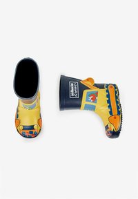 Stivali da pioggia gialli in gomma con fantasie di cartoni animati colorati, dotati di suole nere e punte arrotondate. Include dettagli robusti e motivi.