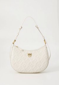 Bijela sintetička torba za rame s utisnutim uzorkom, zakrivljenog oblika, zlatnim detaljima, ravnim remenom i zatvaračem na patent.