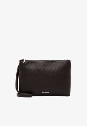 Petit porte-monnaie en cuir brun foncé avec fermeture éclair sur le dessus et une fine sangle sur le côté gauche, embossé d'un petit logo de marque en bas.