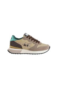 Sneaker in suede beige e marrone con logo a stella glitterato, linguetta verde sul tallone, suola imbottita e lacci marroni, mostrata di lato su sfondo bianco.