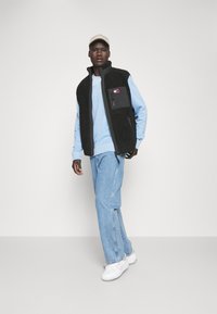 Tommy Jeans TJM MIX MEDIA VEST - Vest - black