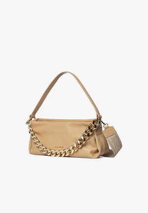 Sac à main en cuir beige avec détail chaîne dorée et bandoulière en tissu, forme rectangulaire, texture douce, et logo "Marc Ellis" sur le devant.