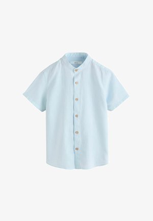 Camisa azul claro de manga corta con cuello mao y seis botones marrones en la parte delantera.