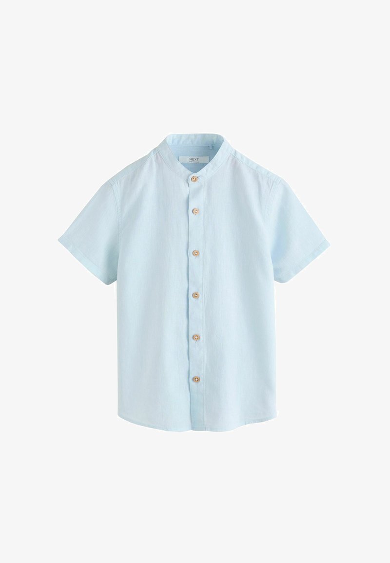 Camisa azul claro de manga corta con cuello mao y seis botones marrones en la parte delantera.