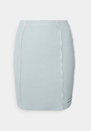 Lyseblå ribbet mini skjørt med en tettsittende design, som har bølgete sømdetaljer langs sømmene og et lite logo merker.