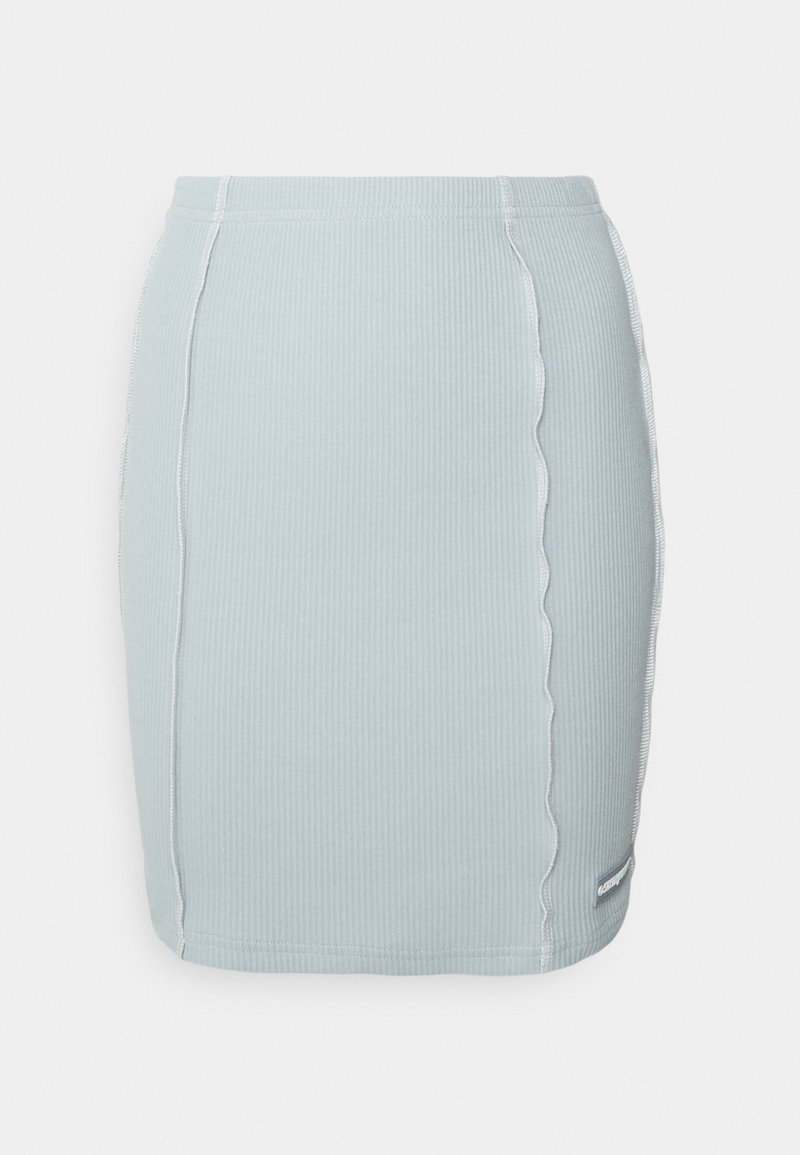 Saia mini de malha azul clara com um design ajustado, apresentando detalhes de costura canelada ao longo das costuras e uma pequena etiqueta de logotipo.