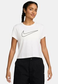 Camiseta blanca corta con mangas cortas que presenta un logo negro de Nike swoosh en el pecho. La tela parece suave y liviana.