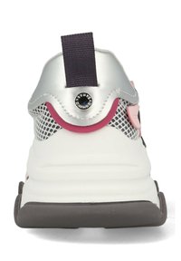 Sneaker bianco con tomaia in rete testurizzata, dettagli argento, rifiniture rosa e suola grigio scuro. Presenta una linguetta sul retro e un dettaglio con logo.