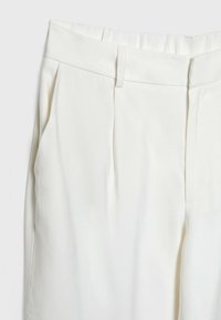 Witte op maat gemaakte broek met een vlakke voorkant, twee zijzakken, geplooid ontwerp en een elastische tailleband voor een comfortabele pasvorm.