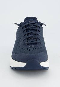 Marineblaue Sneaker mit texturiertem Mesh- und Wildleder-Obermaterial, runden Schnürsenkeln, Perforationen in der Nähe der Zehen und einer weißen Zwischensohle.