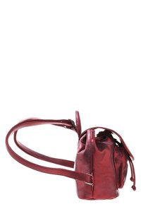 Röd läderväska med en glansig, strukturerad yta. Har en dragsnörningstopp, justerbar rem och är kompakt i formen.