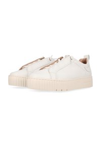 Weiße Leder-Slip-On-Laufschuhe mit strukturiertem Finish, cremefarbener Gummisohle und elastischen Schnürsenkeln. Merkmale ein minimalistisches Design und eine Zuglasche.