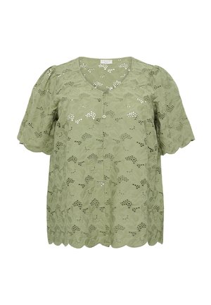 Bluză verde deschis cu mâneci scurte, cu model floral decupat cu laser, tiv ondulat și design cu nasturi pe față, gât rotund.