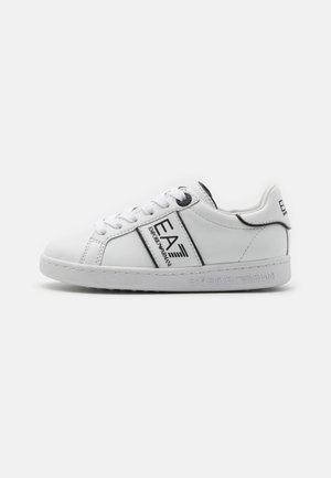 Hvid lavtop-sneaker med sort "EA Emporio Armani"-logo på siden, hvide snørebånd og hvid gummisål med præget branding.