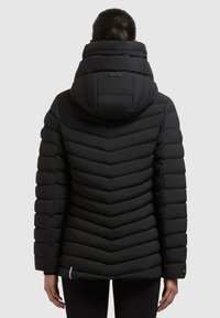 Schwarze Daunenjacke mit einem gesteppten Chevron-Muster, einem hohen Kragen und einer Kapuze. Verfügt über einen Reißverschluss am Saum und eine glatte Stoffoberfläche.