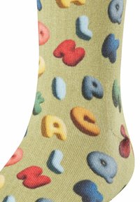 Kolorowe skarpetki z wypukłymi, wielokolorowymi literami alfabetu na jasnoszarym tle, o miękkiej i gładkiej teksturze.