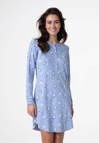 Nightdress lungo a maniche lunghe di colore azzurro chiaro, realizzato in un tessuto morbido, con un colletto con bottoni e un divertente motivo a nuvole di blu scuro.