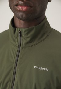 Patagonia WIND SHIELD JACKET - Soft shell jacket - pine needle green