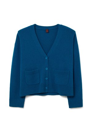 Cardigan de punto en verde azulado con escote en V, diseño corto, cierre de botones y dos bolsillos frontales. Los puños y el dobladillo acanalados aportan textura.