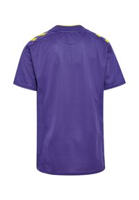 Lila kortärmad tröja i mesh med textur. Har gula detaljer på axlarna och en rund halsringning.