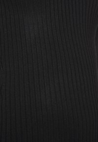 Tissu en maille côtelée noire avec de fines rayures verticales. Le matériau semble extensible, présentant une texture lisse et une coupe ajustée.