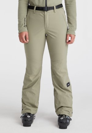 Ski pants in light olive green, made of a smooth, water-resistant material. Features a black belt, reinforced knees, and side logo patch.