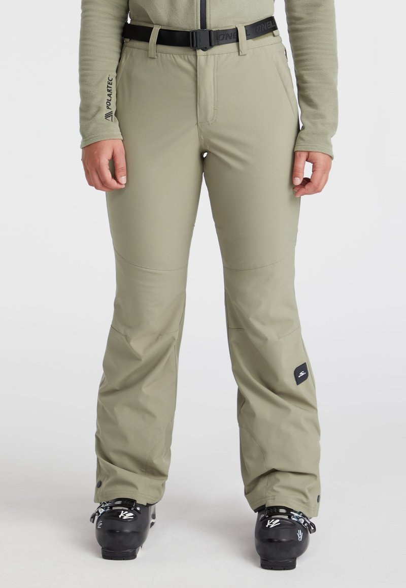 Skibroek in licht olijfgroen, gemaakt van een gladde, waterafstotende stof. Kenmerkt zich door een zwarte riem, versterkte knieën en een logopatch aan de zijkant.