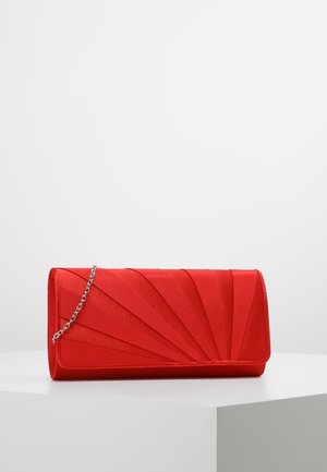 Pochette rossa con design plissettato, tracolla a catena argentata e texture liscia. Chiusura a patta e forma rettangolare.